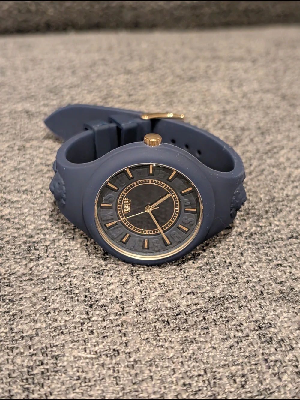 Versus Versace sleek round